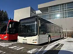 MAN NÜ 323 mit der "Passau Regio Card" - Beklebung, fotografiert am Standort Reismühle bei Grafenau im Dezember 2024