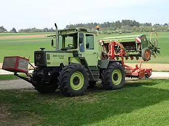 MB-trac 1100 mit Frontgewicht als Gegengewicht zur Bestellkombination