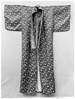 Herrenkimono (Kosode) mit einfachem Kragen, der die Webkanten (Okumi) zeigt, die normalerweise nach innen verarbeitet werden.