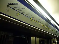 Dynamisches, fahrzeugspezifisches Linienband mit Lichtpunkten im Wageninnenraum; der Zug befindet sich zwischen Monceau und Villiers (Baureihe MF 01, Paris)