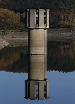 Wasserentnahmeturm bei Niedrigwasser