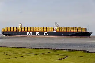 Die MSC Zoe beim Erstanlauf am 1. August 2015 vor Otterndorf stellt bei gleichen Außenabmessungen mit 19.224 TEU Ladekapazität einen neuen Rekord der wachsenden Schiffsgrößen auf.