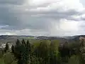 Blick vom Hirschkopf bei Weinheim in die Mischzone zwi­schen Tromm- und Heidelberger-Gra­nit: Kisselbusch/Götzenstein, Bunt­sandsteinstufe Hardberg-Stie­felhöhe, Buch­klingen zwischen Waldskopf und Geiersberg, Berge südlich des Gorx­heimer-Tals (von links)