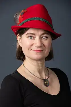 mit rotem Steirerhut und grüner Kordel