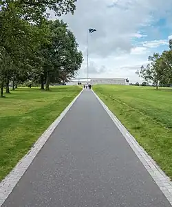 Straße zum Denkmal