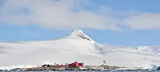 Mount Jacquinot mit der chilenischen Bernardo-O’Higgins-Station im Vordergrund