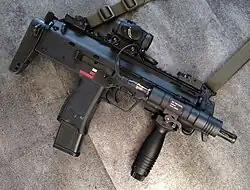 MP7A2 mit Aimpoint Micro T2, SR-Tactical-MRL6-Waffenlampe, SR-Tactical-Waffentragegurt und Sturmgriff
