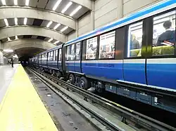 Bei verschiedenen U-Bahnen auf Gummireifen dienen Stromschienen zugleich der Führung der horizontalen Spurführungsräder, hier in Montreal