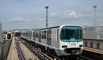 Vier-Wagen-Zug der Linie 2 bei der Ausfahrt aus der Station Bougainville (2014)