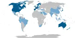 Auf einer Weltkarte sind Länder verschieden gefärbt. Die meisten grau, weil sie nicht Teil des Indizes sind. Teile von Nordamerika und Europa sowie vereinzelt weitere Länder sind dunkelblau gefüllt (Industriestaaten). Hellblau gefüllt, und damit als Schwellenländer markiert sind Teile Südostasiens, Vorderasiens und Südamerika. Afrika bleibt fast vollständig grau