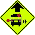Schulbus stoppt voraus