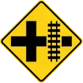 Zeichen W10-2R Bahnübergang neben Kreuzung