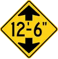 Zeichen W12-2 Maximal zulässige Höhe (angegeben in Fuß und Inch, also hier 12 Fuß 6 Inch)