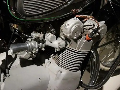 Die eng angelegten Kühlrippen des quer eingebauten 4-Zylinder-Reihenmotor