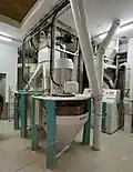 Hammermühlen, vorne Mahlwerk ausgefahren; rechts hinten Walzenstuhl