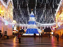 Weihnachtlich geschmückter Platz