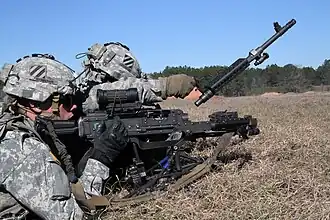 Wechsellauf mit Griff (Schnellwechsellauf) beim M240; der Griff dient gleichzeitig als Tragegriff