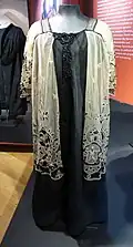 Reformkleid mit hellem, bestickten Tüll und Jetperlenbesatz um 1910