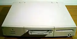 Macintosh Quadra 660AV mit Caddy-Laufwerk