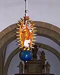 Vorderseite der Doppelmadonna, im Hintergrund Relief des Hochaltars