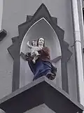 Niederfell Untermosel, schreitende Madonna, das Jesuskind vorzeigend, Holz, mehrfach übermalt, 1928 in Nische aufgestellt, Künstler unbekannt, vmtl. spätes 18. Jh.[1]
