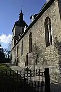 Blick von Südosten, im Vordergrund rechts die beiden beschriebenen Kirchenfenster