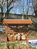 „Insektenhotel“, im Hintergrund Westmauer von 1827