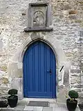 Magdalenenkapelle – gotischer Eingang und Bischofswappen