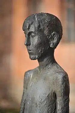 Stehender Knabe