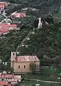 Blick auf die röm.-kath. Kirche Szent László und den Kalvarienberg
