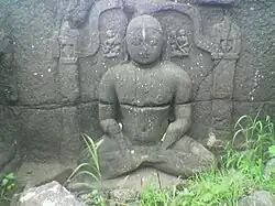 Pandavleni-Höhlen, Nashik – Jaina-Skulptur (Mahavira?) in einem torana