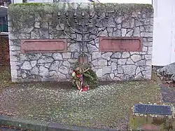 Mahnmal mit Menora zur Erinnerung an die alte Synagoge.[72]