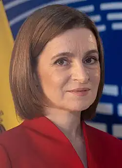 Portraitfoto der moldauischen Staatspräsidentin Maia Sandu. Sie trägt ein rotes Kleid.