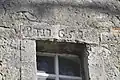 Inschrift über einem Kirchenfenster mit der Jahreszahl 1765