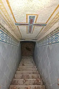 Portalgruft auf dem Mainzer Hauptfriedhof mit vergittertem Portal und verzierter steiler Treppe in die Gruft