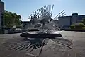 Skulptur Lebenskraft im Jahr 2020 (Türme des Mainzer Doms im Bild hinter der Skulptur)