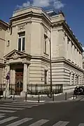 Westfassade: 72 Rue du Mont-Cenis, Gemeindebibliothek