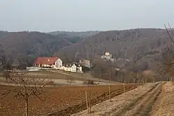 Im Vordergrund die Ruine Maisenburg mit dem erhaltenen Gutsteil, im Hintergrund die Ruine Schülzburg