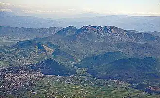 Luftaufnahme von Südwesten mit Lezha unten links