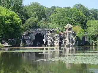 Blick über den See auf die Grotte