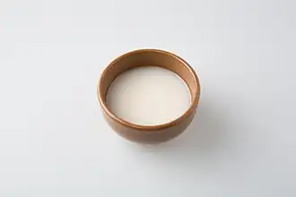 Makgeolli in einer traditionellen Trinkschale
