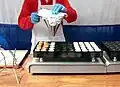 Portionsweises Einfüllen des dünnflüssigen Teiges mit einem Dosiertrichter