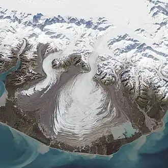 Die weiße Fläche am oberen Bildrand sowie der Auslassgletscher in der Bildmitte gehören zum Sewardgletscher. Unten im Bild befindet sich der Malaspinagletscher.