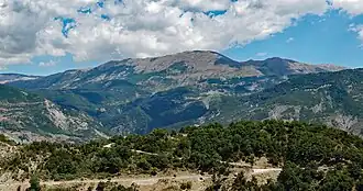 Blick von Südwesten auf die West- und Südflanken des Bergs
