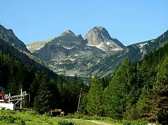 Maljowiza-Gipfel im Sommer (in der Ferne)