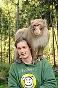 „Mally“ auf der Schulter eines Tierpflegers