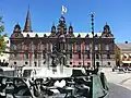 Juni 2013: Rathaus hinter dem Stadt­jubiläumsbrunnen