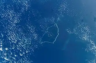 NASA-Bild von Aur (links), in der Mitte Maloelap