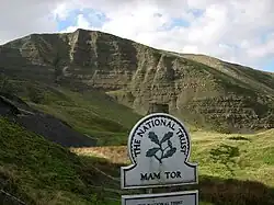 Hinweisschild des National Trust am Fuß des Tors