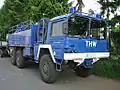 MAN 7 t gl KAT I: mit Ladekran und Leichtmetallschlägen nachgerüstetes Modell des THW